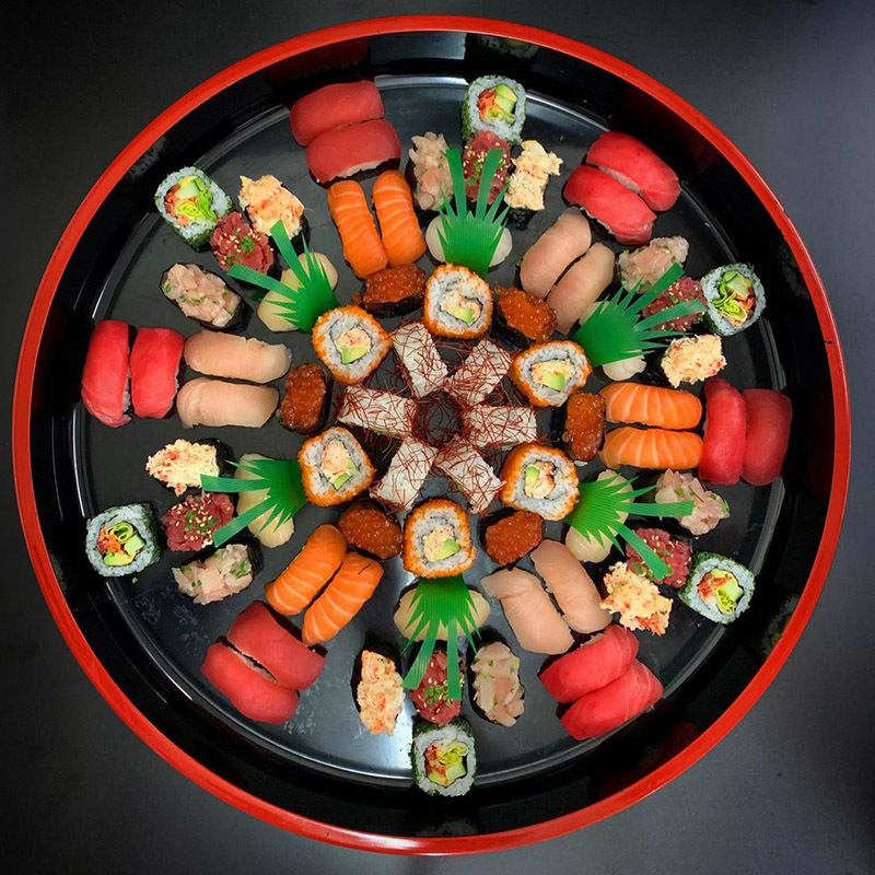Plateau de sushis variés