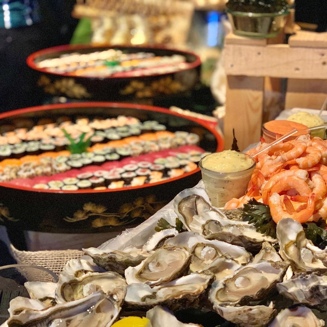 Service Buffet avec fruits de mer et plateaux